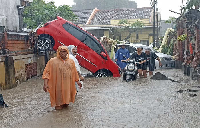 Salah satu titik banjir di kota Denpasar. Banyak kendaraan milik warga rusak terbawa banjir.