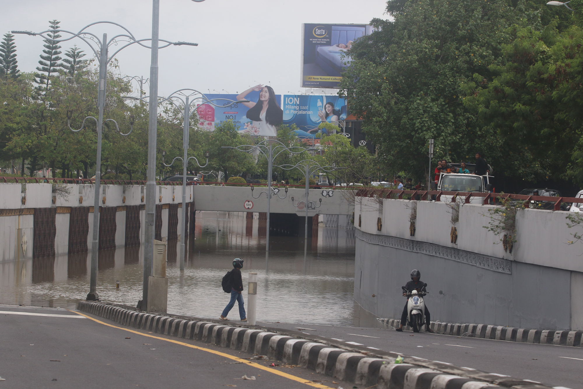 BANJIR: Jalan underpass Dewa Ruci Kuta, terlihat tertutup air banjir, Rabu  (10/9/2025).
