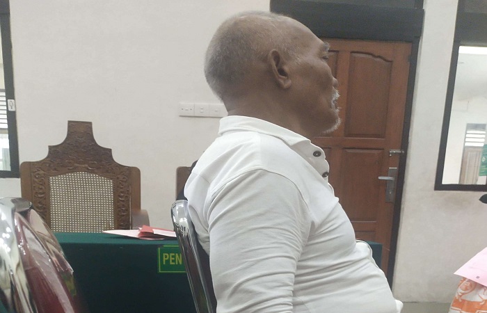 Terdakwa I Wayan Wendita saat menjalani sidang dakwaan di PN Denpasar karena menjual penyu hijau.