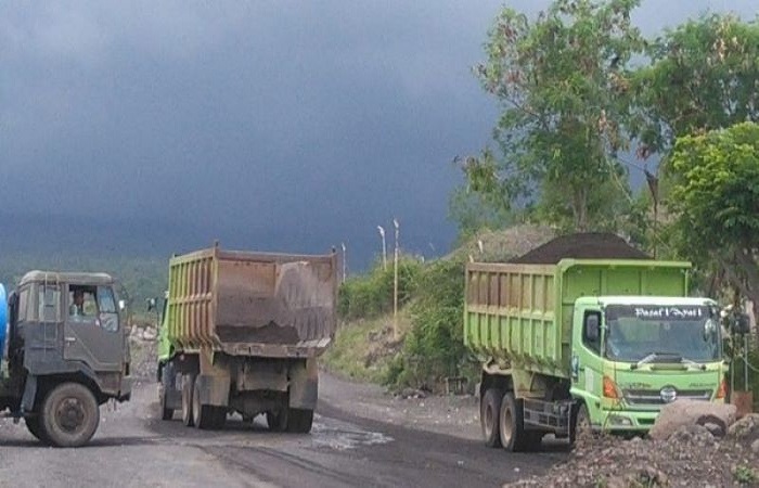 Truk pengangkut material dari galian C di Karangasem , Bali, yang diduga bodong alias illegal.