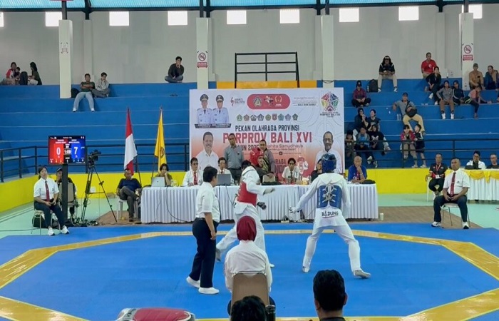 Atlet Taekwondo asal Badung (biru) meaning teal atas atlet Buleleng dalam final cabor TI Porprov Bali XVI 2025 di GOR Gema Putra Persada Gulingan, Mengwi.