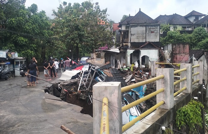 Kondisi lima rumah dan kios di Perumahan Lembah Sanggulan, Banjar Sanggulan, Desa Banjar Anyar, Kediri, Tabanan.