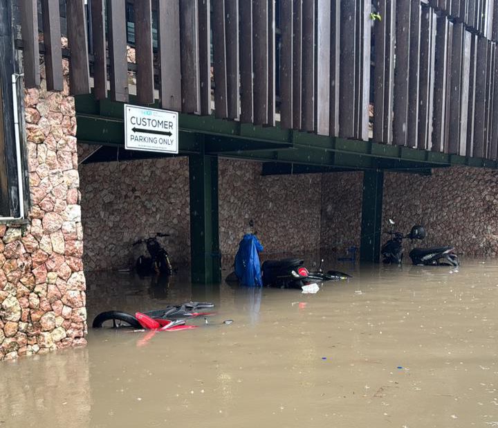 BANJIR: Genangan air melanda kawasan THE 1O1 Bali Fontana Seminyak