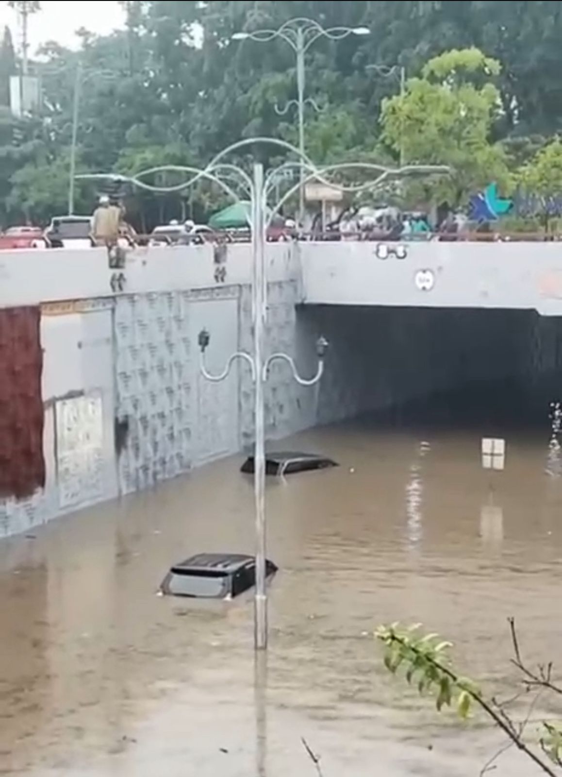 TERENDAM: Sejumlah kendaraan yang terendam banjir di Jalan Underpass Kawasan Patung Dewa Ruci, Rabu 10 September 2025.