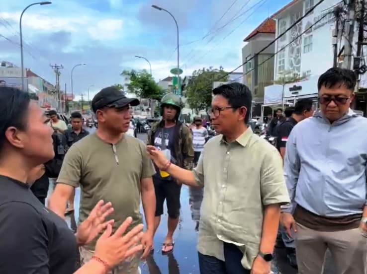 MENINJAU: Bupati Badung I Wayan Adi Arnawa turun langsung meninjau penanganan banjir yang terjadi di kawasan Jalan Dewi Sri, Kuta, Rabu (10/9/2025).