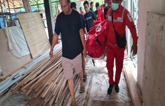 Petugas mengevakuasi jasad korban yang terseret air di Pasar Pengosari, Kerobokan, Badung.