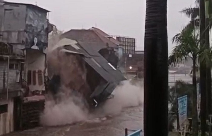 Deyik-detik sebuah bangunan di bantaran  Tukag Badung roboh. Korban Banjir Denpasar: 8 Orang Meninggal, 8 Selamat, 5 Masih Hilang.
