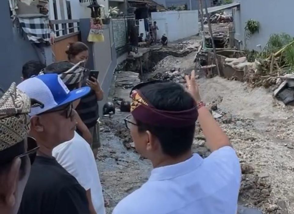 TINJAU: Bupati Badung Adi Arnawa saat meninjau lokasi banjir di Perumahan Permata Residence, Lingkungan Gadon, Kelurahan Mengwitani, Kecamatan Mengwi, Kamis (11/9/2025).