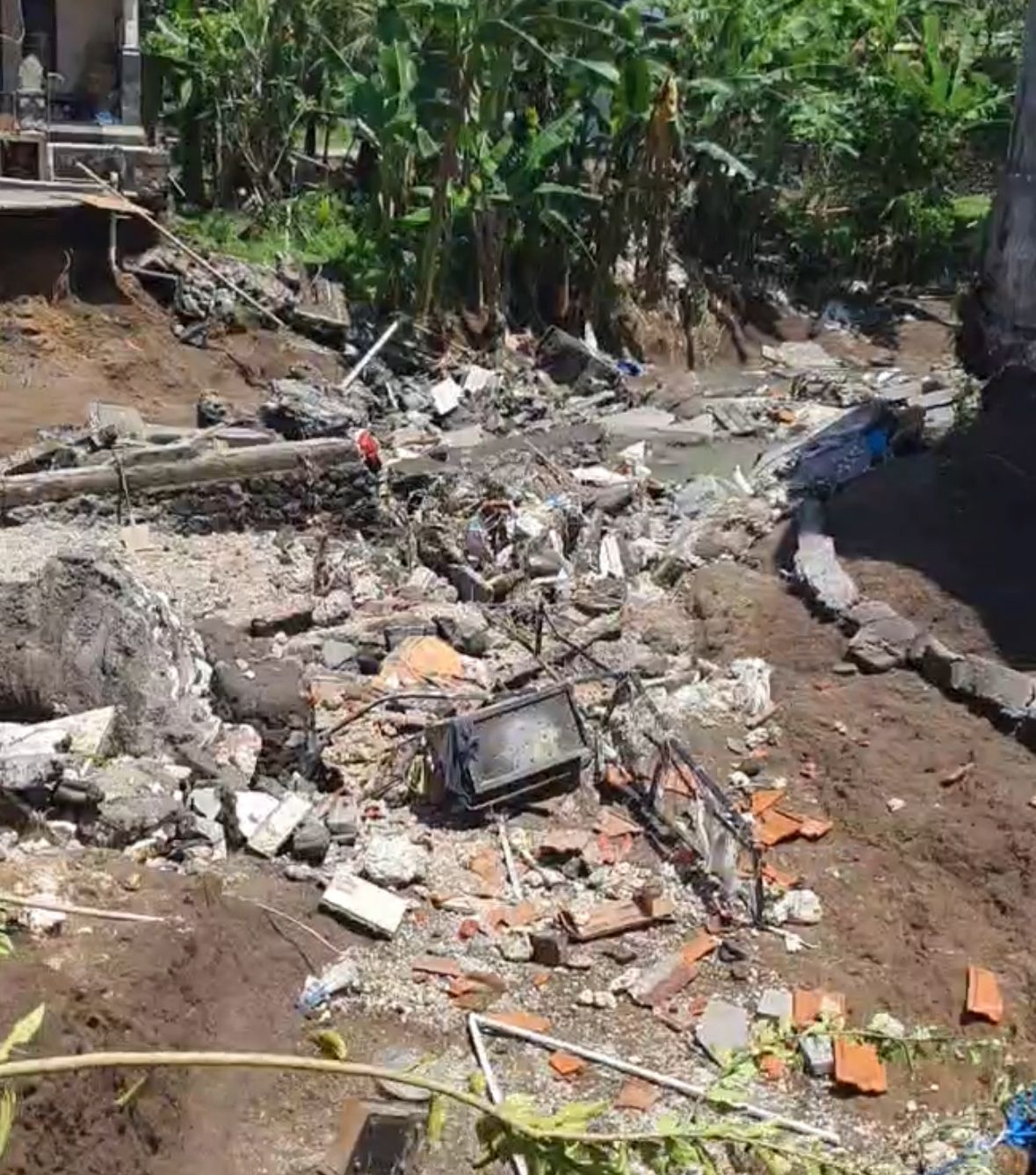 AMBRUK: Salah satu rumah ambruk diterjang banjir di Perumahan Permata Residence, Lingkungan Gadon, Kelurahan Mengwitani, Kecamatan Mengwi.