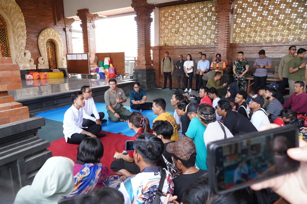 PENGAMANAN: TNI Polri lakukan pengamanan kedatangan Wakil Presiden Republik Indonesia, Gibran Rakabuming Raka saat mengunjungi korban banjir di Denpasar, Jumat (12/9/2025)