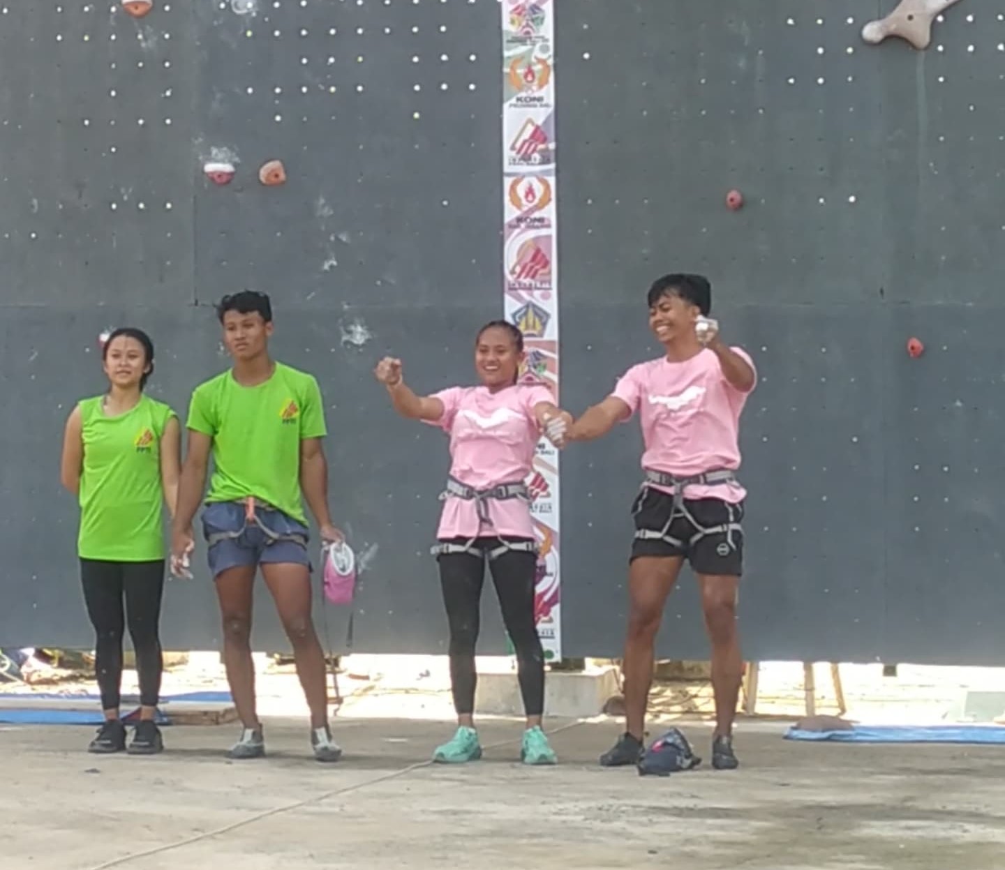 EMAS: Pasangan atlet Kadek Enggi Merta Darsana dan I Made Melia Ardani Putri (kanan), berhasil menyabet medali emas di nomor Speed Classic Mix.