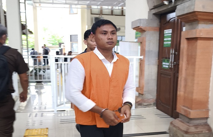 Terdakwa Wayan Sudirta usai menjalani sidang tuntutan di PN Denpasar, Kamis (11/9) lalu.
