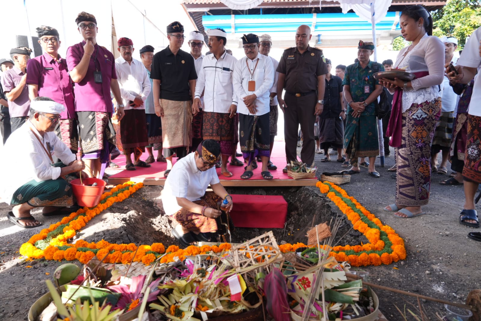Bupati Wayan Adi Arnawa meletakan batu pertama pembangunan Jaringan Distribusi Pipa Bawah Laut di IPA Estuary, Perumda Air Minum Tirta Mangutama, Jalan By pass Ngurah Rai, Suwung. Kamis (11/9/2025).