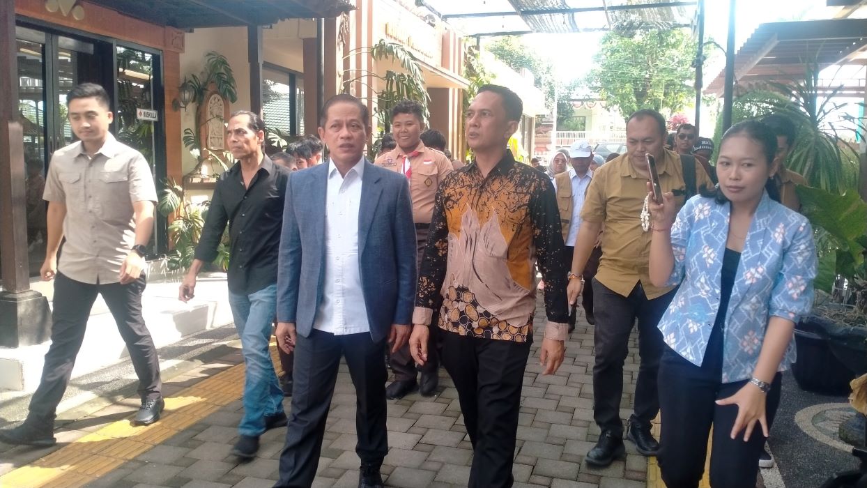 KUNJUNGAN: Menteri Lingkungan Hidup RI Hanif Faisol Nurofiq  (jas biru)  saat berkunjung ke Sentra Mahamitya Tabanan, Sabtu (13/9/2025).