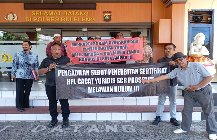 Massa Batu Ampar membentangkan spanduk dukungan, sebelum gelar umum perkara dilakukan Polres Buleleng.