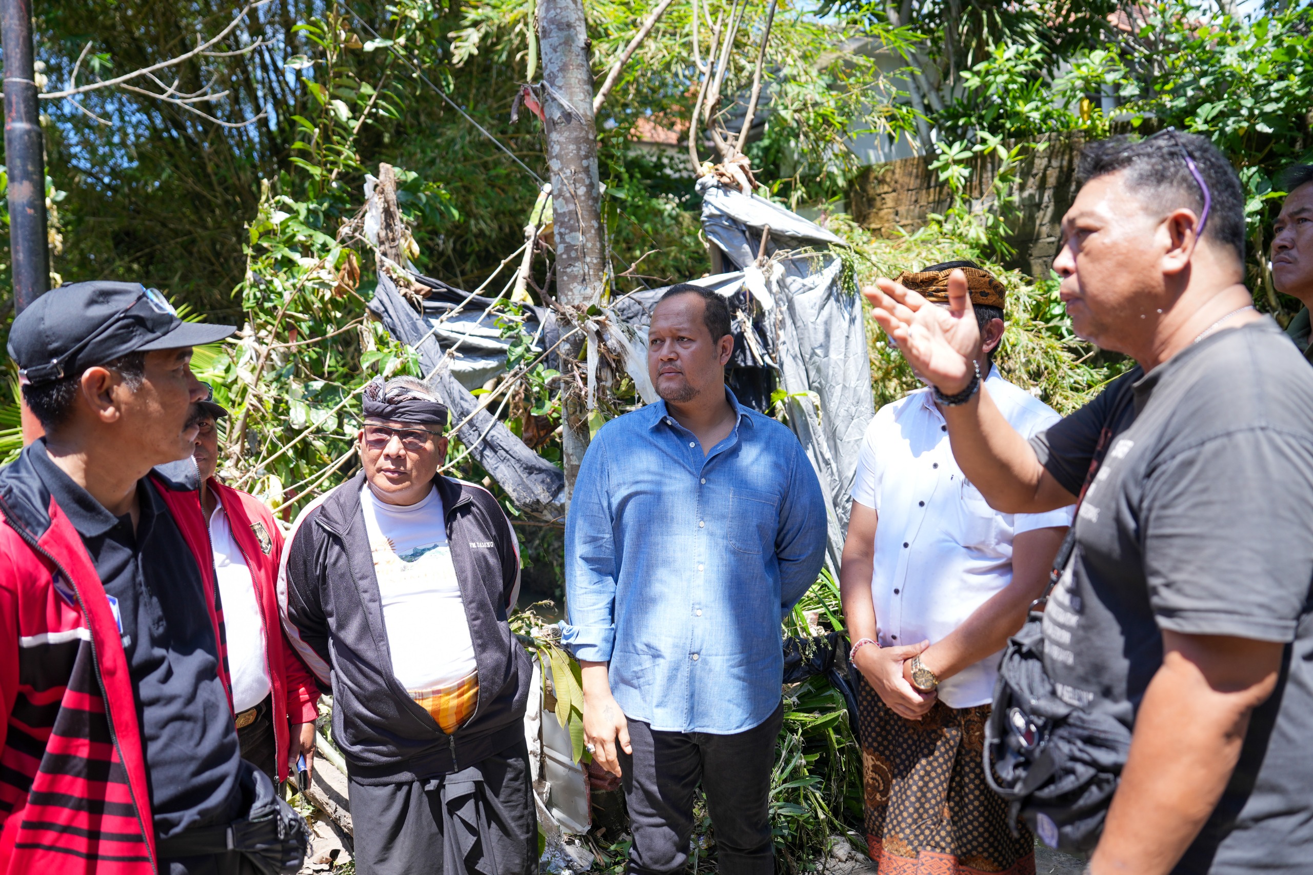 Wabup Bagus Alit Sucipta didampingi Istri hadir di tengah masyarakat dan  menyerahkan bantuan sosial berupa sembako bagi warga terdampak banjir di Kelurahan Kapal dan Desa Dalung, Sabtu (13/9/2025).