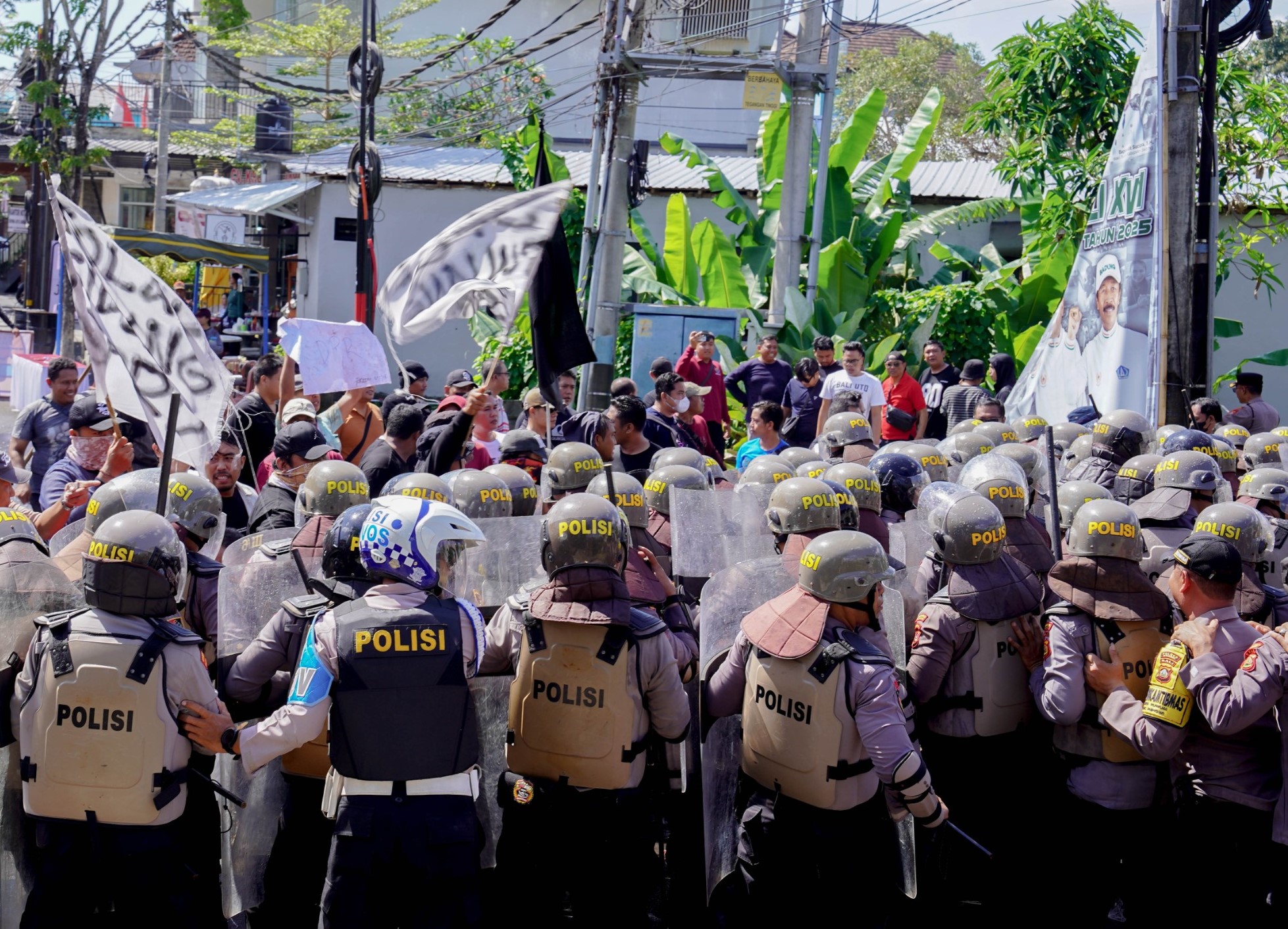 SIMULASI: Kegiatan Simulasi penanggulangan aksi massa di Lingkungan Puspem Badung, Sabtu (13/9/2025).
