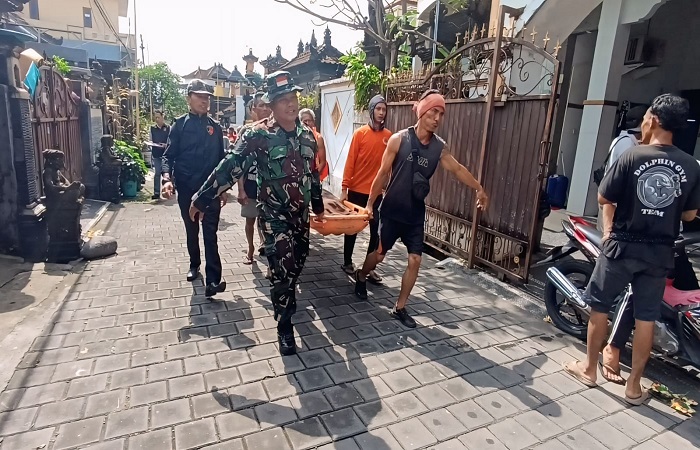 Korban pedagang asal Guwang Ni Ketut Suweni yang ditemukan di sungai wilayah Batubulan digotong untuk dibawa ke rumah duka.
