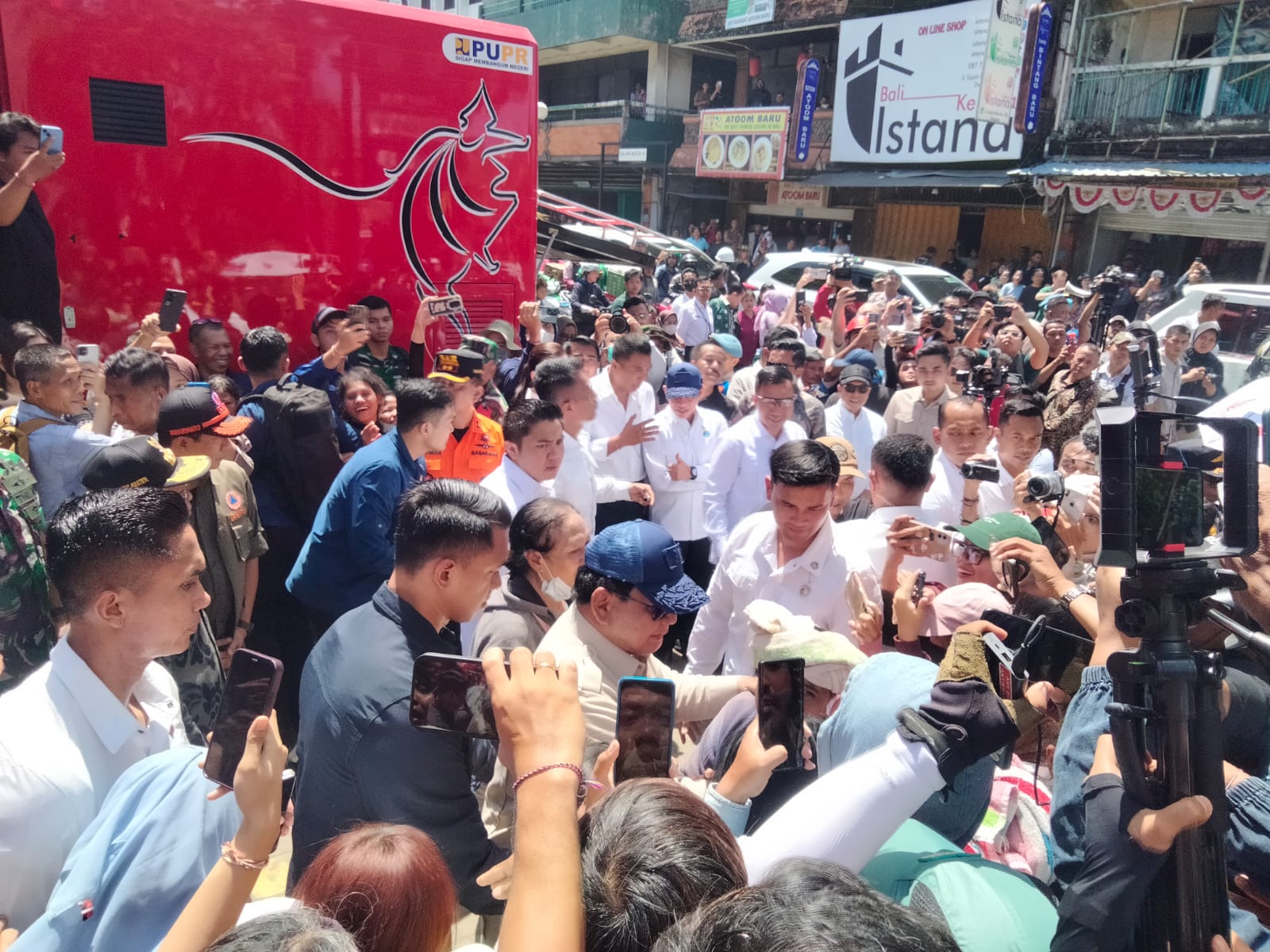 BERINTERAKSI: Presiden RI Prabowo Subianto saat berinteraksi dengan warga Denpasar terdampak banjir dalam kunjungannya ke kawasan Jalan Gajah Mada, Denpasar,  Sabtu, 13 September 2025.