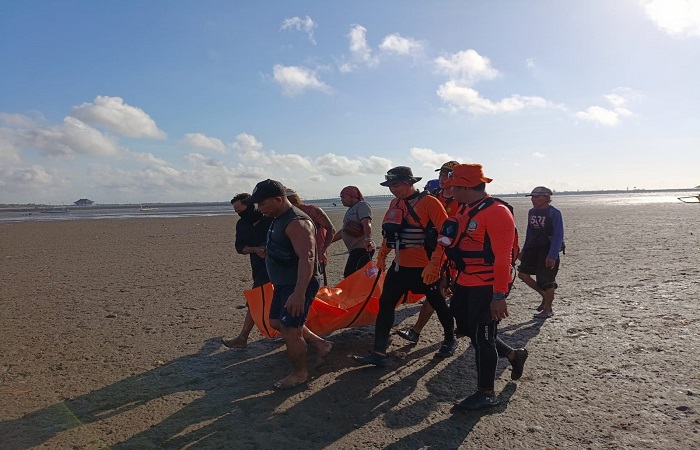 Tim SAR, nalaya dan keluarga temukan jenazah Aldi Pratama, 25, yang sempat diduga hilang di pantai Kelan Badung, Bali.