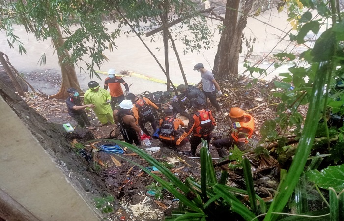Tubuh jenazah korban banjir ini diketahui bernama Suandi, 60, membengkak.