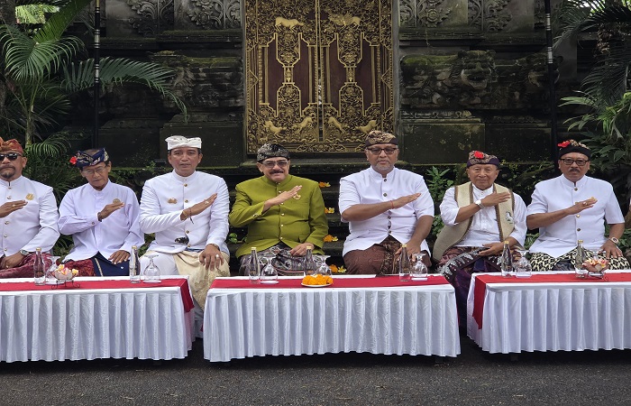 Para pelingsir Puri se Jebag Bali berkumpul di Puri Ageng Blahbatuh, Gianyar, Senin (15/9/2025).