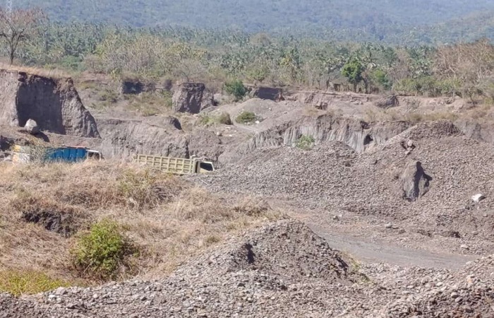 Salah satu galian C yang diduga tak berizin alias bodong tetap beroprasi di Karangasem Bali. Hingga kini belum ada tindakan tegas pemerintah.