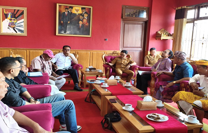 Audiensi yang dilakukan keluarga dan kuasa hukum GA dan WA ke DPRD Buleleng. Dewan diminta memanggil dan mendengarkan pendapat Bupati Buleleng, I Nyoman Sutjidra terkait dengan pemecatan ASN.