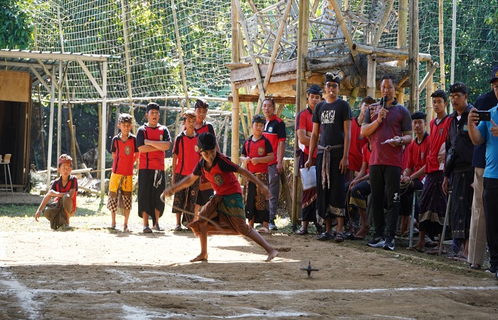 Eksibisi megangsing yang dilakukan di Desa Gobleg, Kecamatan Banjar sebagai upaya menjaga semangat tradisi, agar tidak lekang oleh waktu.