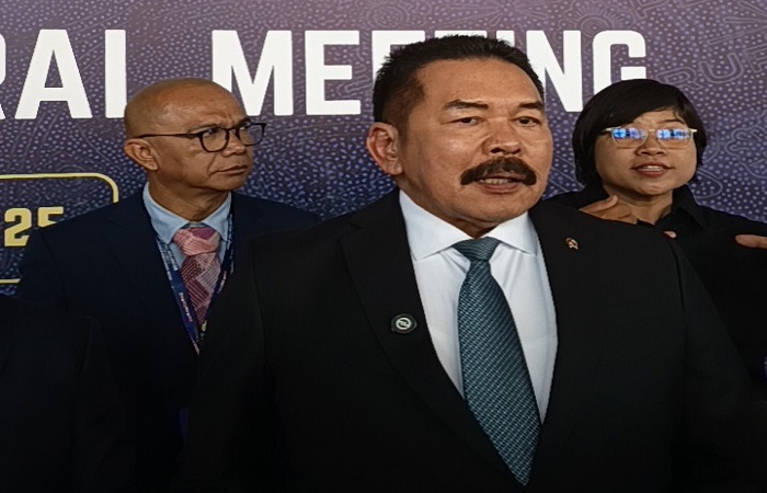 Jaksa Agung RI ST Burhanuddin (tengah) diwawancarai di sela Deklarasi APAGM di Sanur, kemarin.