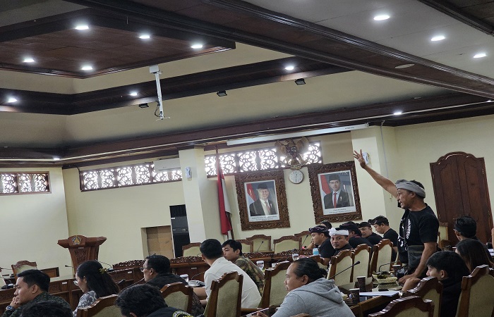 DPRD Bali menggelar rapat pansus angkutan sewa khusus berbasis aplikasi di Bali mengundang forum driver, organda dan juga pemangku kepentingan di Kantor DPRD Bali Selasa kemarin.