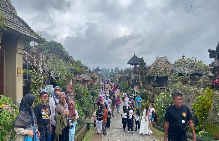 Tampak ribuan wisatawan domestik dan mancanegara mengunjungi dewasa wisata Penglipuran, Bangli, Selasa (16/9/2025) lalu.