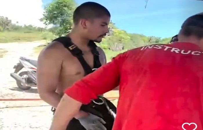 Wisatawan asal Kolombia, David Portela saat mencoba Mencoba Wahana Bungee Jumping di Nusa Penida.