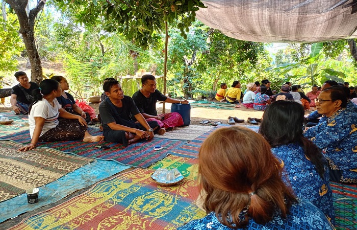Suasana duka di rumah PMI asal Buleleng, Komang Sasa Dwi Lestari. Ia ditemukan tak bernyawa di apartemennya di Turki, diduga akibat sakit asam lambung.
