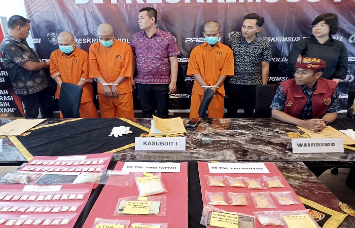 Polda Bali membongkar jaringan pengedar ribuan pil koplo di Bali. Tiga pelaku saat ini diamankan di Mapolda Bali.