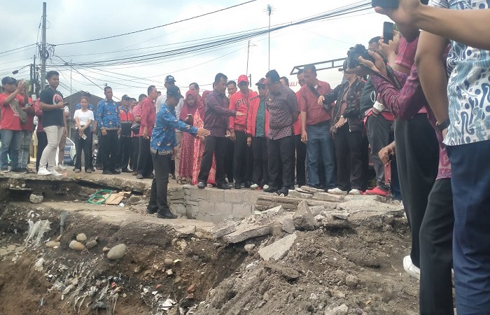 Bupati Tabanan I Komang Gede Sanjaya turun memantau kondisi korban yang terkena musibah bencana alam yang berada di lingkungan Perumahan Lembah Sanggulan, Banjar Sanggulan Desa, Tabanan.