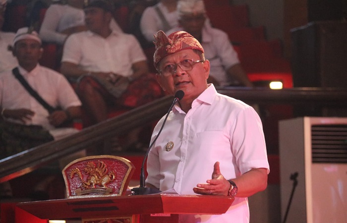 Bupati Buleleng, I Nyoman Sutjidra menanggapi permintaan pencabutan SK pemecatan dua oknum ASN Pemkab Buleleng.
