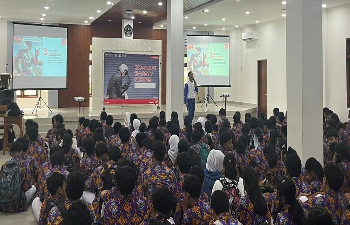 Ratusan siswa mengikuti kegiatan edukasi perihal penggunaan helm yang benar di SMKN 2 Kuta Selatan, Badung.