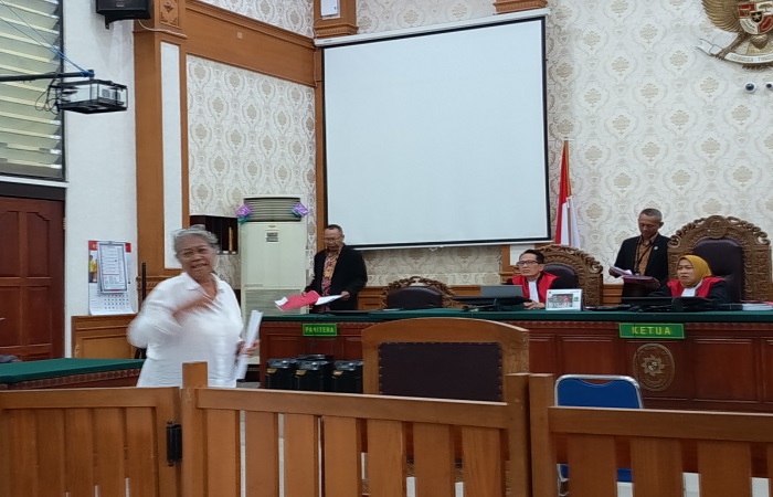 Ni Wayan Wertiani usai menjalani sidang tuntutan di PN Denpasar, Kamis (18/9) sore.