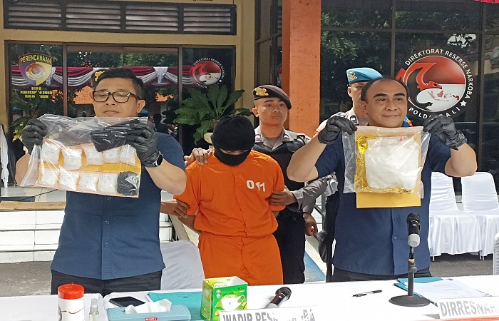 Polisi menangjap pengedar sabu dalam jumlah manyak. Perlakunya inisial SIKK, 25 tahun asal Kediri, Tabanan, Bali.