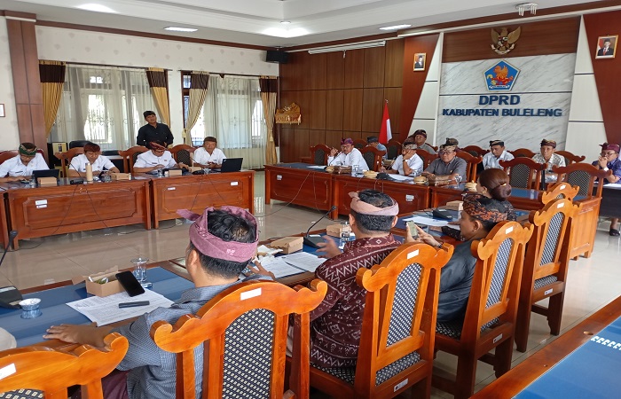 Suasana rapat KUA-PPAS 2026 di DPRD Buleleng. Disinggung juga mengenai antisipasi banjir di Bali utara, berkaca dari peristiwa di wilayah selatan.