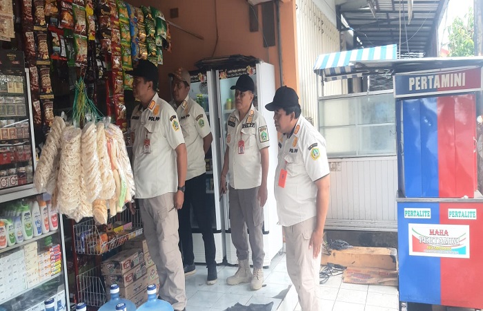 Tim gabungan dari Satpol PP Tabanan dan Bea Cukai Denpasar, melakukan operasi rokok ilegal di warung klontong wilayah Kecamatan Kediri, Tabanan Bali.