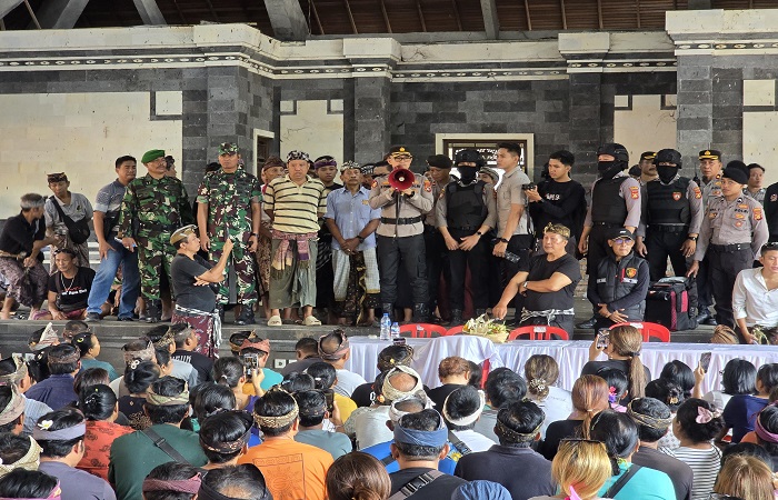 Kapolres Karangasem AKBP Joseph Edward Purba saat meminta kedua kelompok krama desa adat Bugbug yang berseteru untuk membubarkan diri.