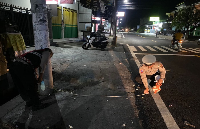Polisi melakukan olah TKP di lokasi laka lantas maut di Jalan Raya Singaraja-Seririt, dekat Simpang Desa Dencarik. Satu orang menjadi korban jiwa dalam peristiwa ini.