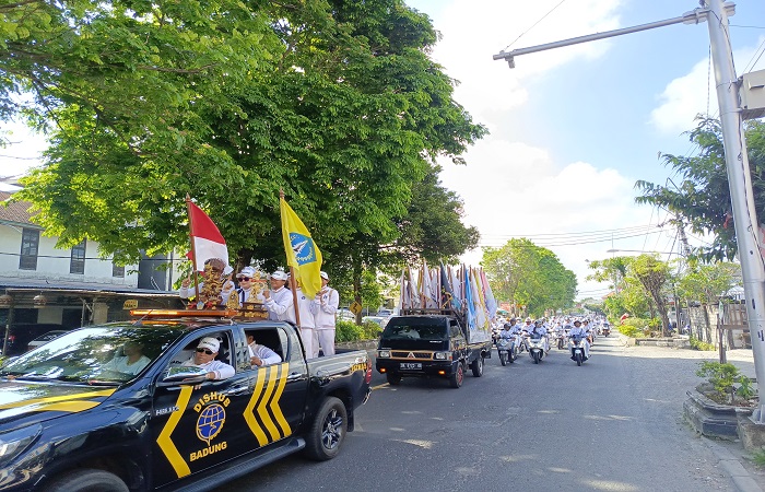 Pawai kontingen Badung saat menuju kantor Puspem Badung, Senin  lalu.