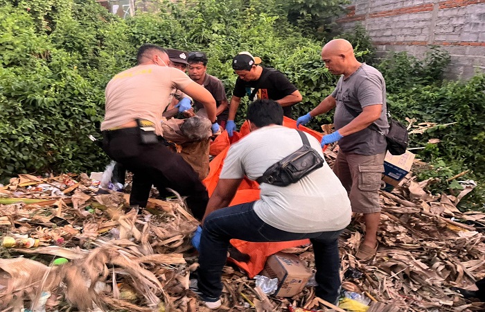 Polisi melakukan evakuasi terhadap mayat lansia di Lingkungan Banyuning Barat, Buleleng, yang ditemukan tak bernyawa di lahan kosong, di atas tumpukan sampah.