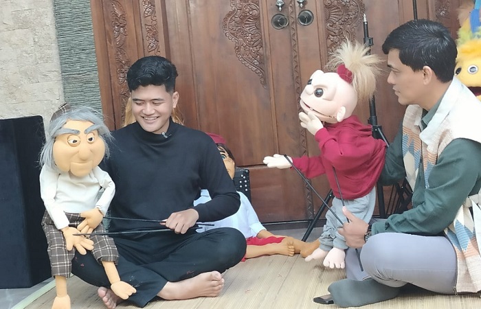 Made Adryanata (kiri) memperagakan teknik ventriloquist dan wayang Bali menggunakan boneka.
