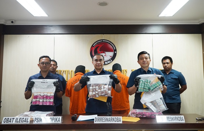 Kedua tersangka dan barang bukti puluhan ribu obat terlarang diamankan di Mapolda Bali.