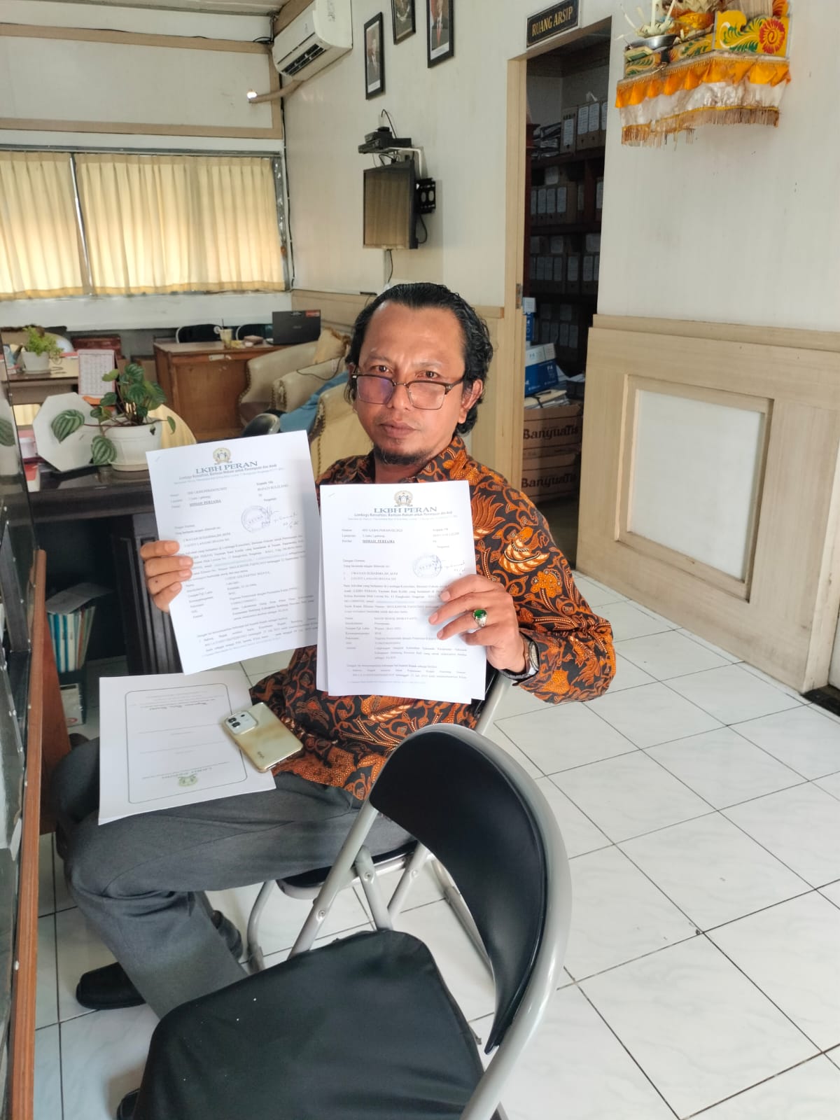 SOMASI: Kuasa Hukum GA dan WA, I Wayan Sudarma memperlihatkan surat somasi yang dikirimkan ke bupati Buleleng.