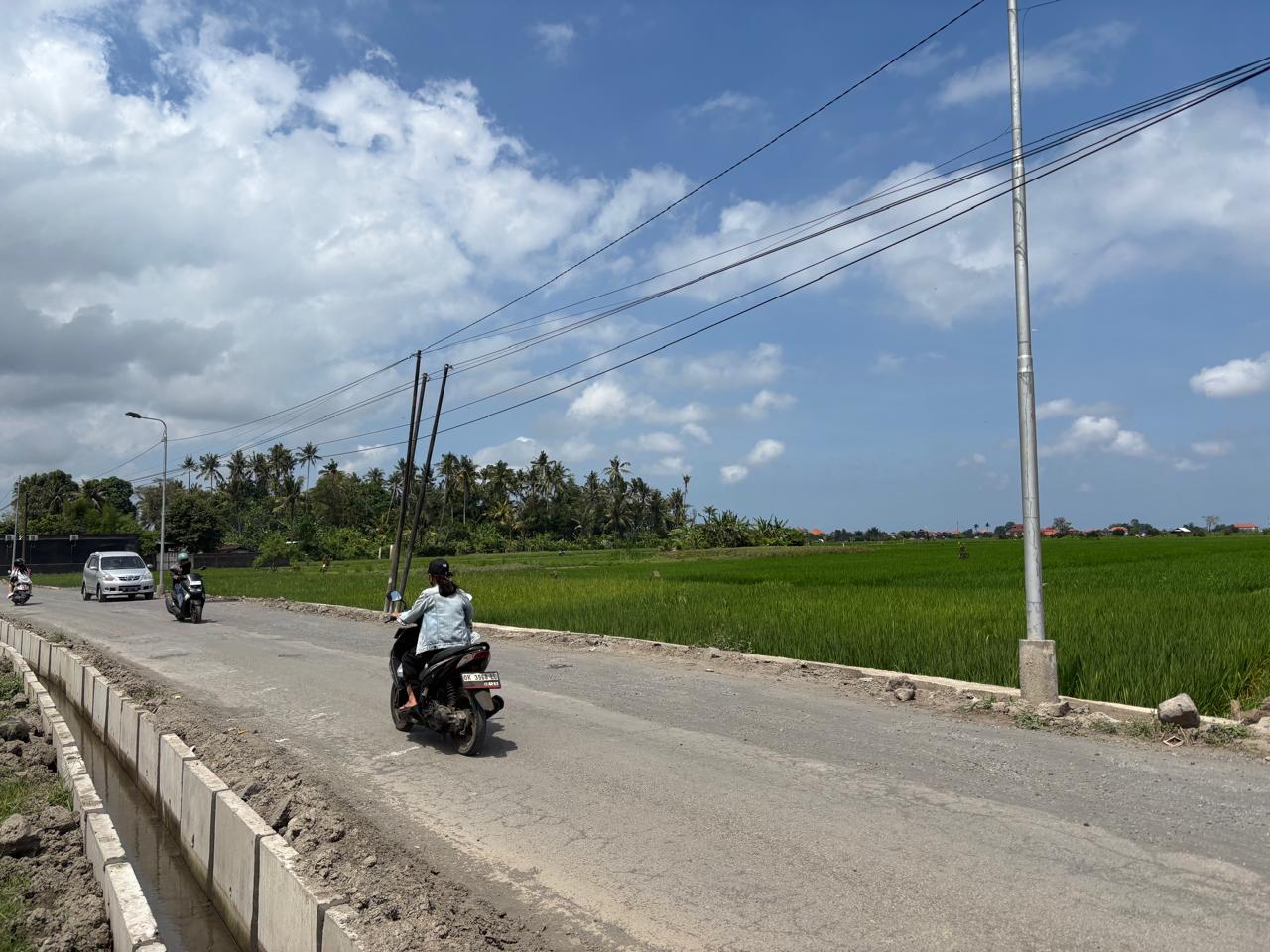 BERDEBU: Proyek perbaikan jalan di kawasan Carik Aban, Kelurahan Lukluk, Kecamatan Mengwi, Badung, menuai keluhan dari pengguna jalan dan warga sekitar karena menimbulkan polusi debu.
